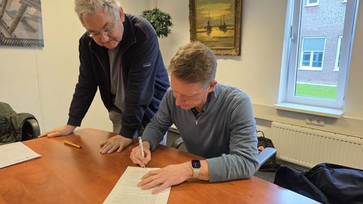 Tekenen van de statuten van Coöperatie Hernieuwbare Energiegemeenschap WarmVreeswijk U.A.